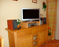Farb-TV, Videorecorder und HiFi-Kompaktanlage inklusive.